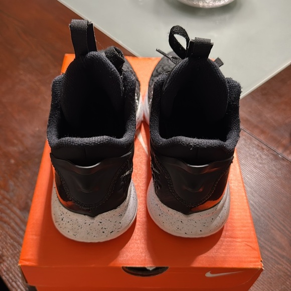 Nike LeBron Witness 5 - Black /Silver Kids Basketball Sneaker CT4630-001 Sz 2.5Y - Picture 3 of 6